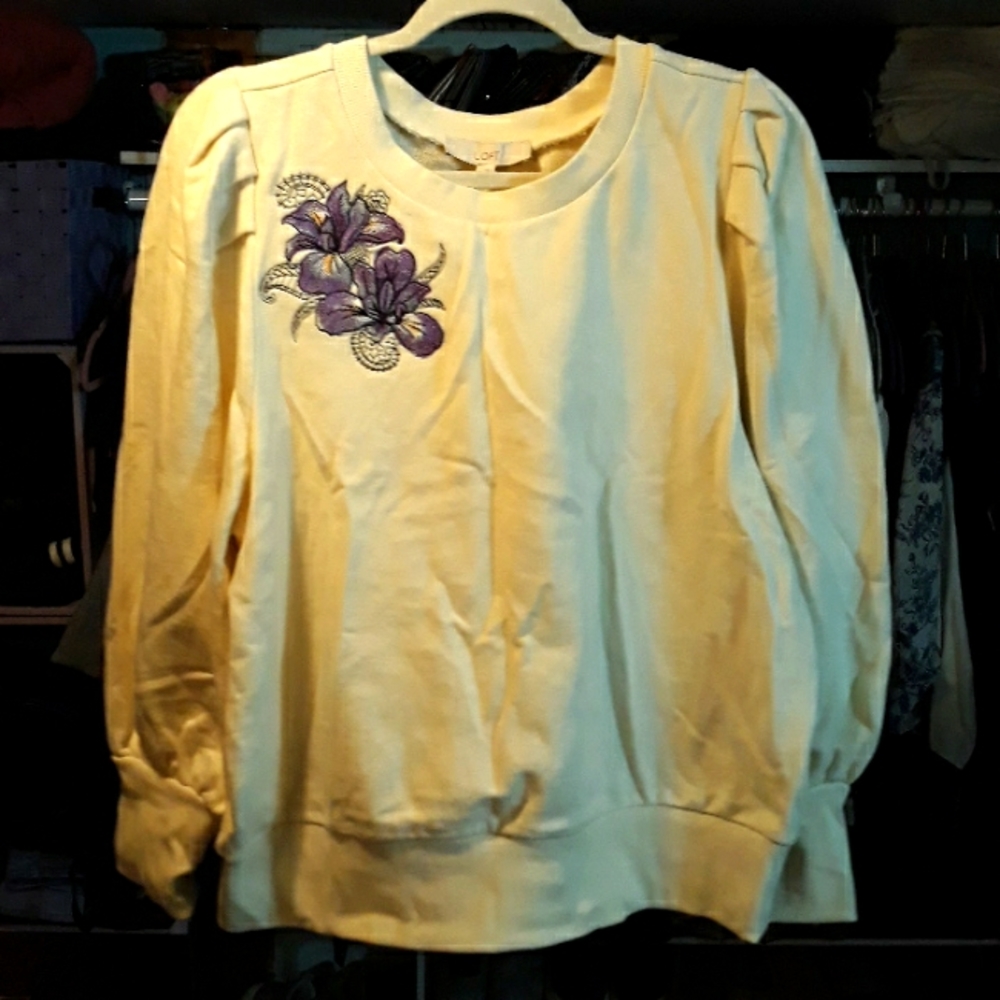 LOFT puff sleeves sweater cream color, beautiful detail in the shoulder size XL